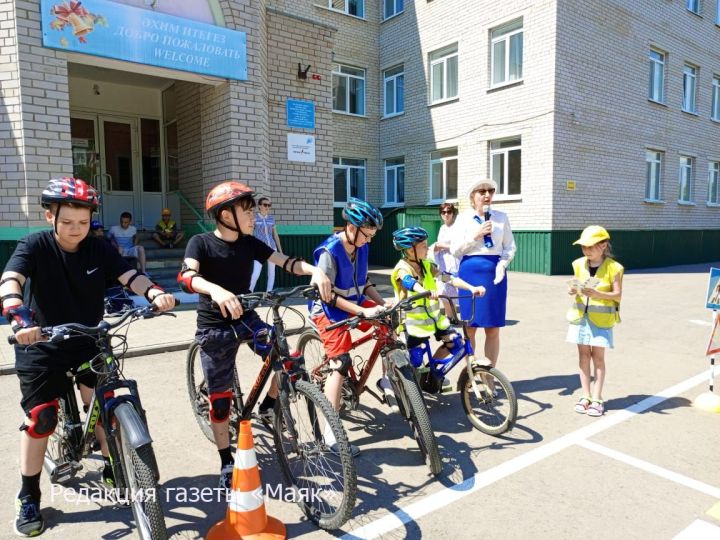 В Азнакаево велосипедисты соблюдают правила дорожного движения