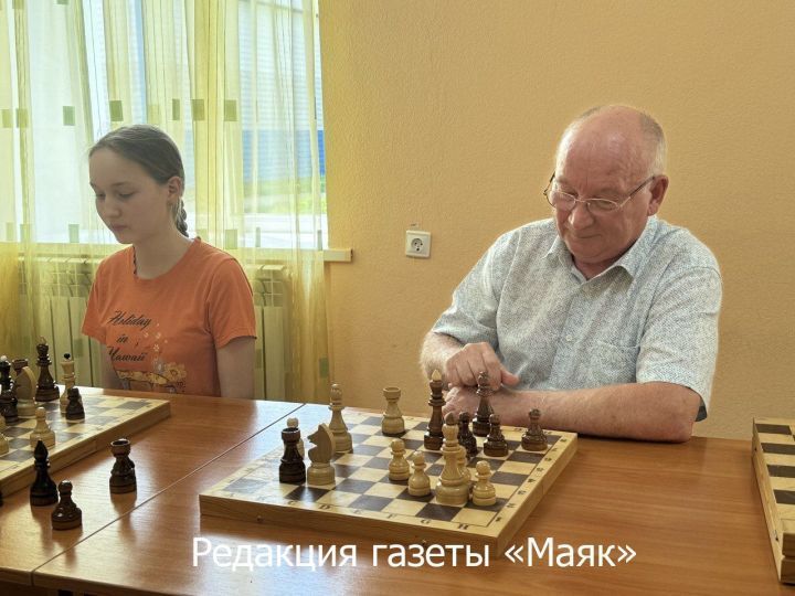 В Азнакаево прошел сеанс одновременной игры с известным шахматистом