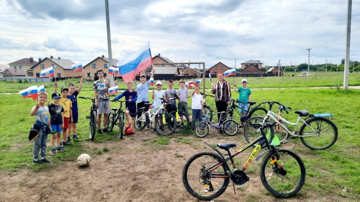 В микрорайоне «Монолит» прошел футбольный турнир в честь Дня Государственного флага России