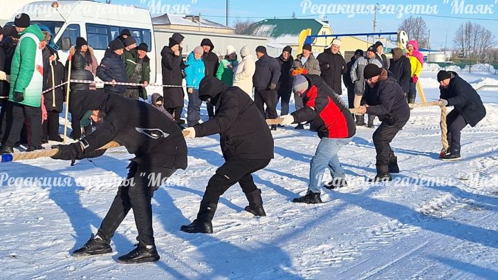 Азнакайда авыл яшьләре аркан тартуда ярыштылар