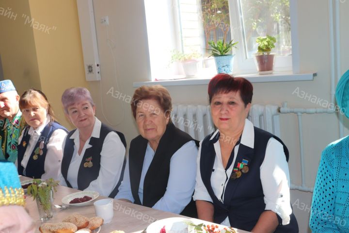 Азнакайда өлкән яшьтәге укытучыларны хөрмәтләделәр