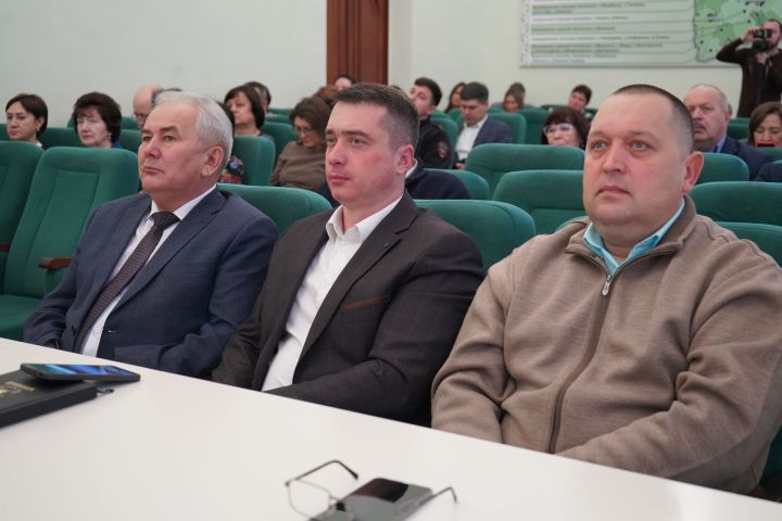 Дорожные службы Азнакаевского района перешли на усиленный режим работы после снегопада