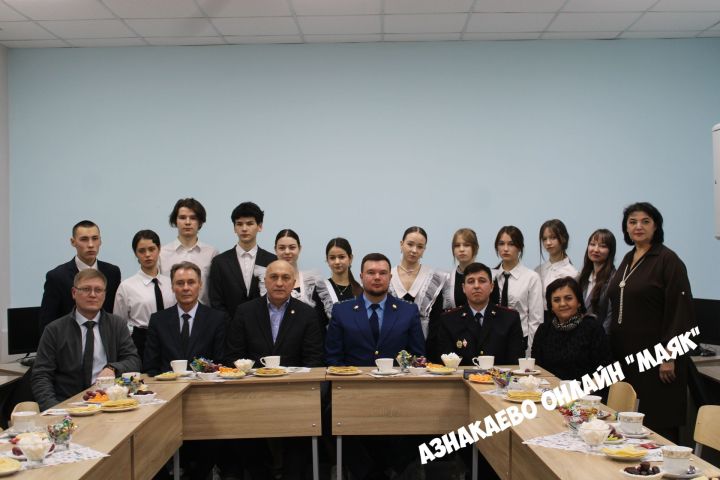 Азнакайда җитәкчеләр һәм мәктәп укучылары намуслылык кыйммәтләре турында фикер алыштылар