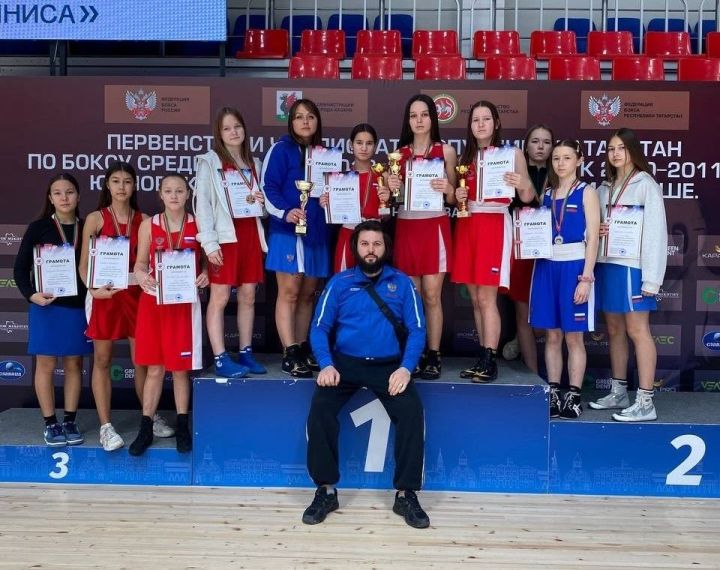 Азнакаевские спортсменки успешно выступили на Чемпионате и Первенстве РТ по боксу