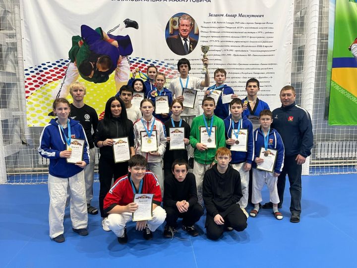 Азнакаевские борцы завоевали 15 медалей на республиканском турнире