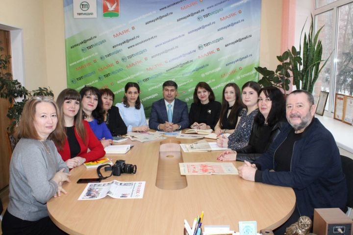Баш мөхәррир Фәрхәт Шәйхулов “Маяк” газетасының 95 еллыгы белән котлый