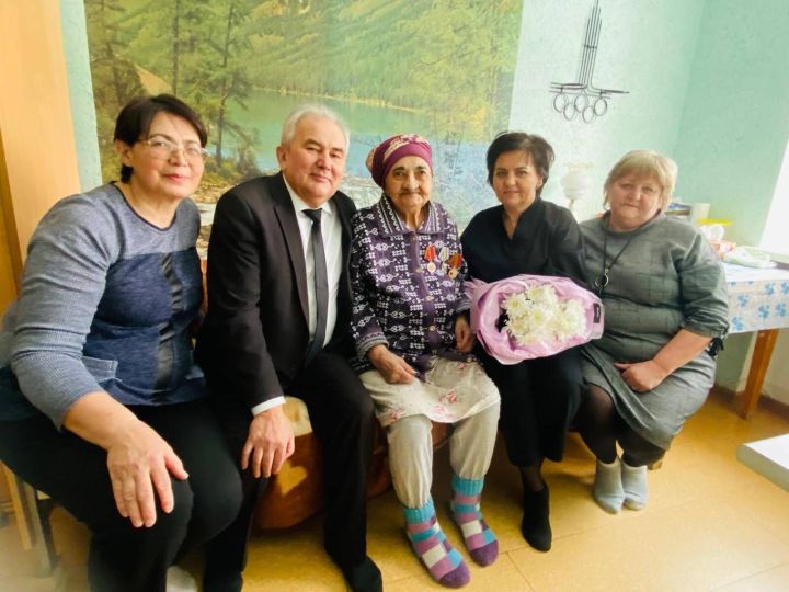 Азнакаевские ветераны и труженики тылы получают юбилейные медали к 80-летию Победы