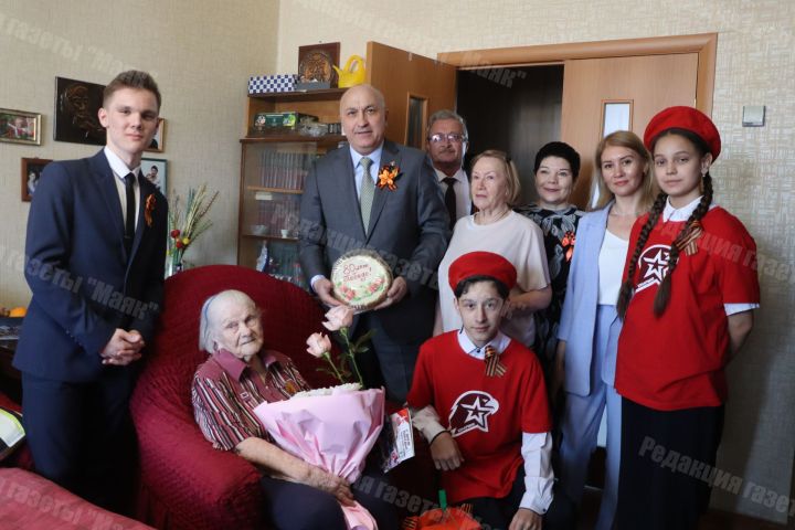 Глава Азнакаевского района поздравил тружениц тыла с Днем Победы