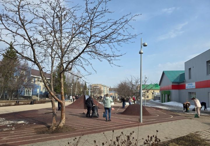 Азнакаевцы вышли на весенний субботник