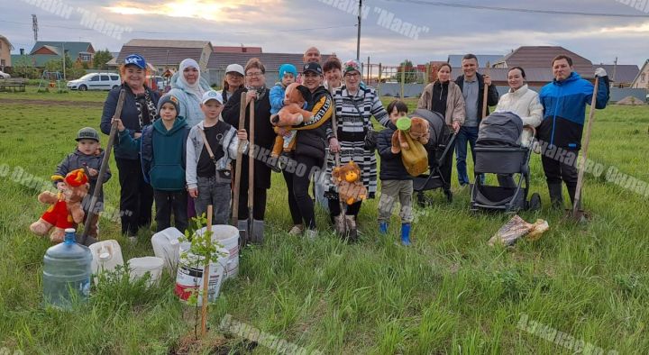 Монолитта яшәүчеләр гаиләләре белән агачлар утырттылар