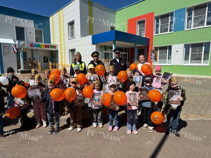 Инспекторы ДПС  поздравили жителей Азнакаево с Днем Победы