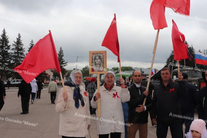 Азнакайда Бөек Җиңү бәйрәме традиция буенча Мәңгелек ут янган Җиңү мәйданыннан башланып китте