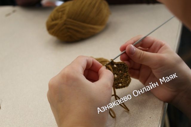 В Культурном центре Азнакаево научили вязать брелки крючком