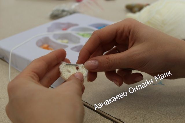 В Культурном центре Азнакаево научили вязать брелки крючком
