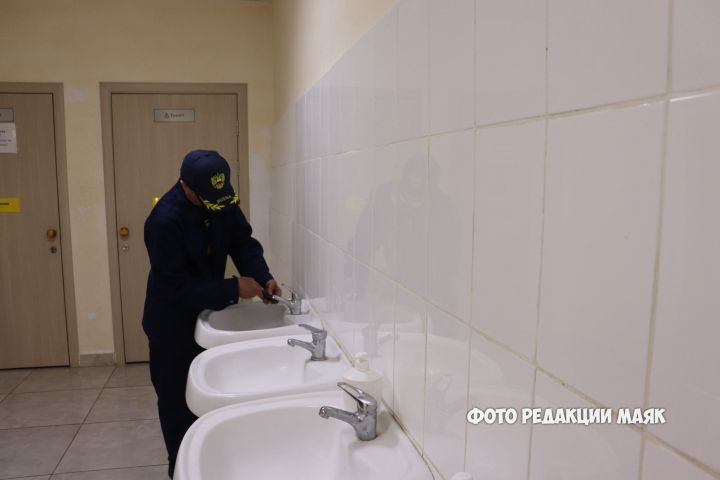 Выполнив долг перед Родиной, продолжает трудовой путь