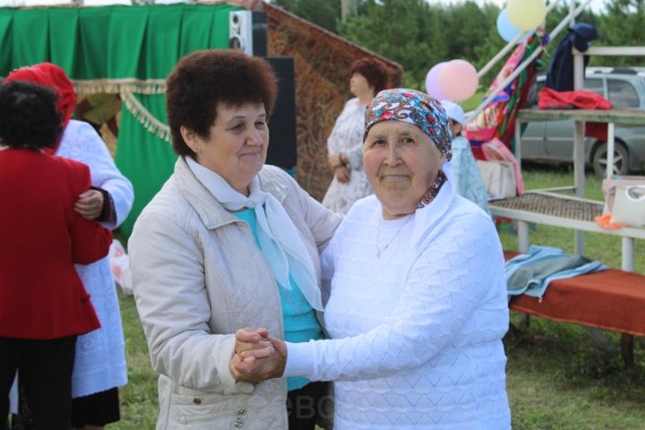 Азнакайда ветераннар Сабан туе узды: Урсайда өлкәннәр капчык киеп йөгерде, аркан тартты һәм биеде