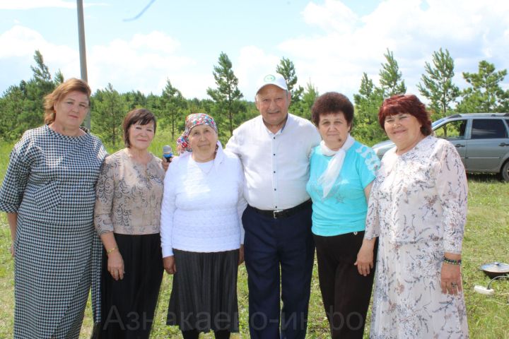Азнакайда ветераннар Сабан туе узды: Урсайда өлкәннәр капчык киеп йөгерде, аркан тартты һәм биеде
